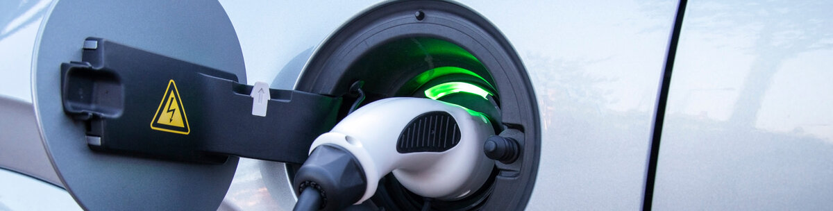 Elektrofahrzeug ist mit einer Wallbox verbunden und erhält Strom, um den Akku aufzuladen