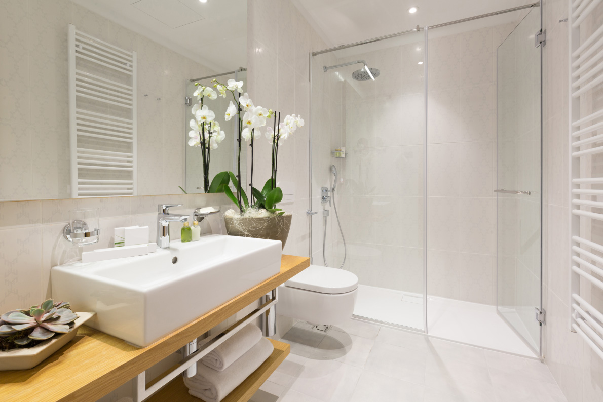 Helles, modernes Badezimmer mit eleganter Ausstattung und durchdachter Beleuchtung für eine angenehme Wohlfühlatmosphäre.