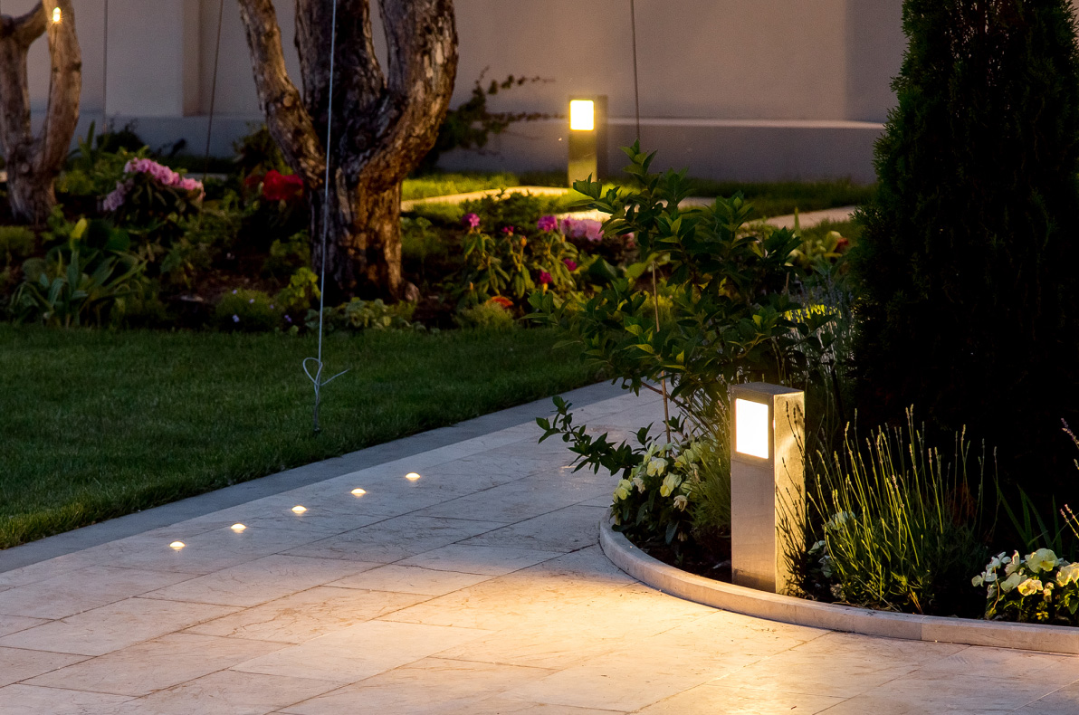 Garten mit einem beleuchteten Weg, der eine angenehme Atmosphäre und sichere Orientierung im Außenbereich bietet.